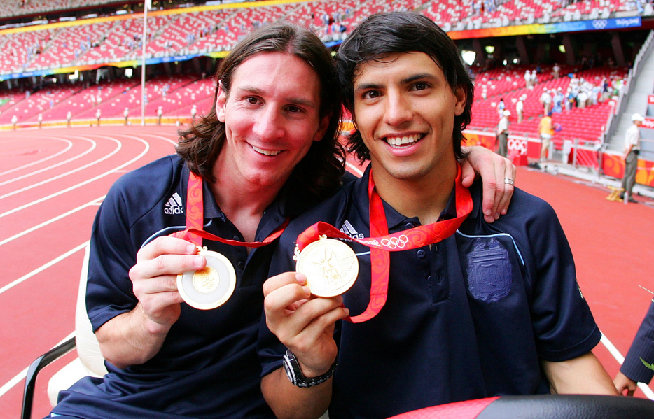 北京五輪で金メダルを獲得したメッシとアグエロ
