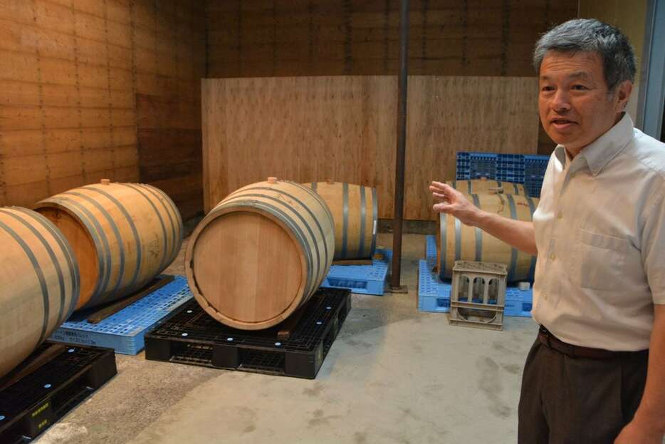 国の登録有形文化財の蔵で熟成されるウイスキー。上田英樹社長は「温度と湿度が一定に保たれる」と話す＝愛媛県八幡浜市