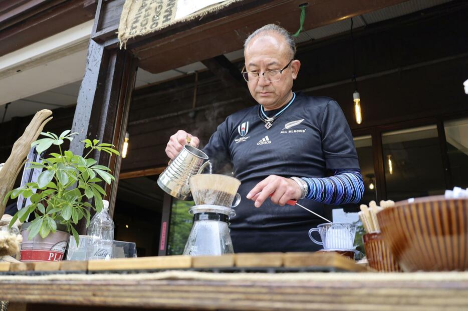 コーヒーをいれる「ひょうたん茶屋」店主の工藤勇人さん＝青森市