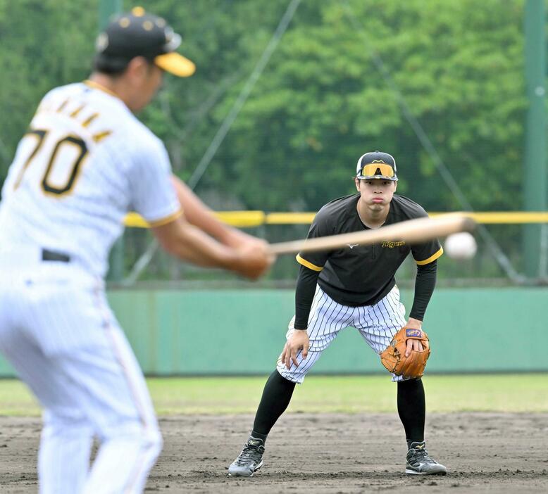 　２軍合流初日に田中コーチ（手前）の特守を受ける佐藤輝＝５月１５日