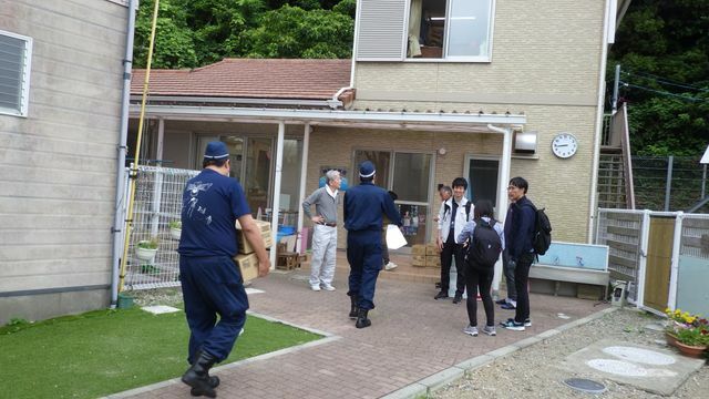 神島で物資を搬入する様子（画像提供：鳥羽警察署）