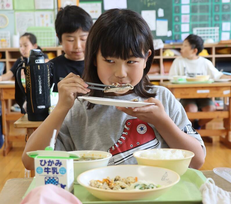 心を込めて「いただきます」―。自分たちで調理したアジのソテーを味わう児童＝2024年6月7日午後、兵庫県丹波市春日町多利で