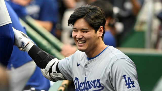 ベンチ内で笑顔を見せるドジャースの大谷翔平選手(写真:アフロ)