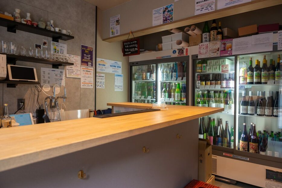 日本酒は基本的に冷蔵庫のものを全部飲めて、グラス500円。アテも両川のデリをそろえています