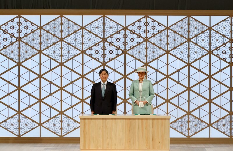 天皇、皇后両陛下の御座所に設置された伝統的木工技法「組子細工」による背面装飾