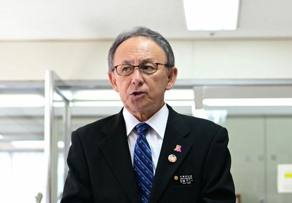 記者の質問に険しい表情で答える玉城デニー知事＝28日午後4時すぎ、沖縄県庁