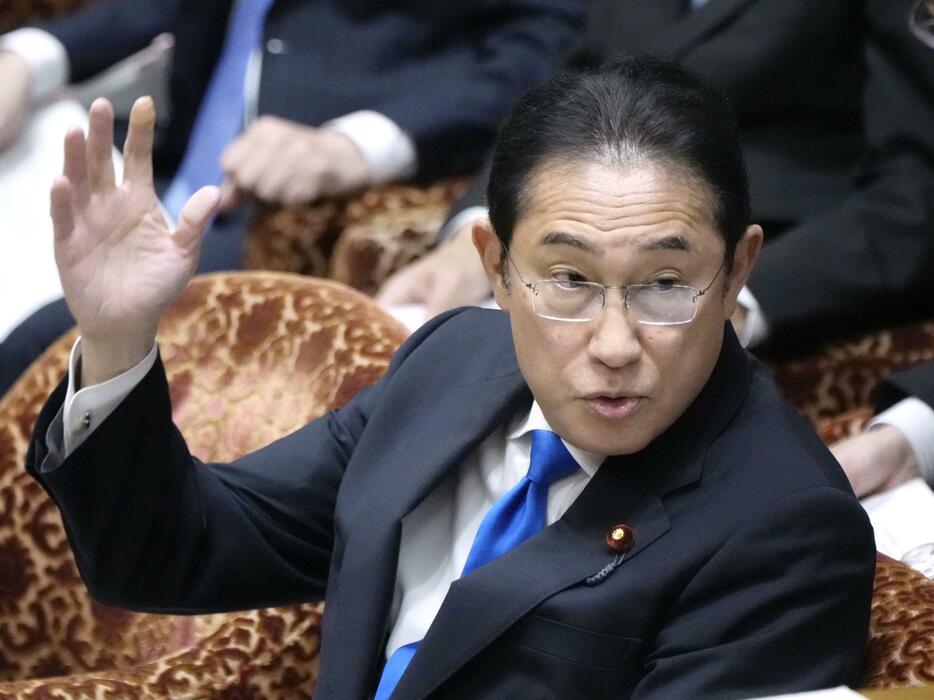 衆院政治改革特別委で答弁のため挙手する岸田首相＝5日午後