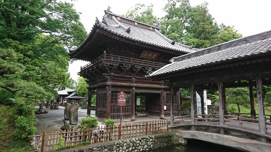 足利氏の氏寺鑁阿寺(ばんなじ)の楼門。屋根には紋が3つ並んでいます。足利二つ引きと菊のご紋と五七桐紋。足利氏が菊のご紋と桐紋を後醍醐天皇からいただいたそうです。