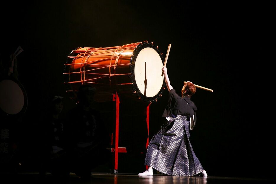 昨年、芸能生活30周年のコンサートで黒紋付と袴で大太鼓を叩きました。