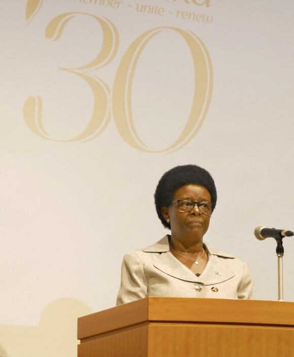 追悼イベントに登壇した、ルワンダのムカシネ・マリー・クレール駐日大使＝17日午後、長崎市の長崎原爆資料館