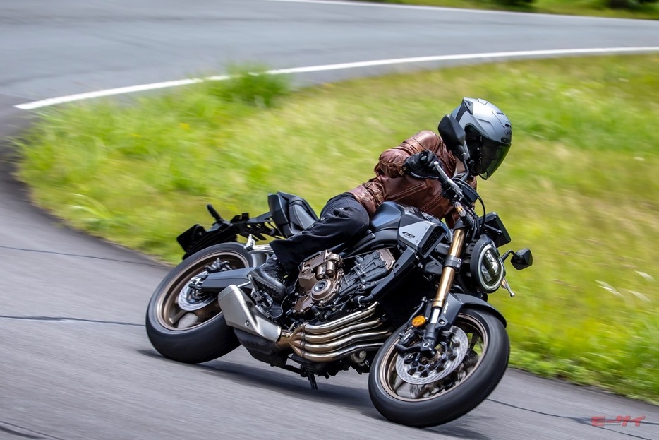 ホンダCB650R（写真はE-クラッチ仕様）。車体を傾けると綺麗に並んだ4本のエキパイが映える！ 乗っている本人には見えないのが残念だけど…