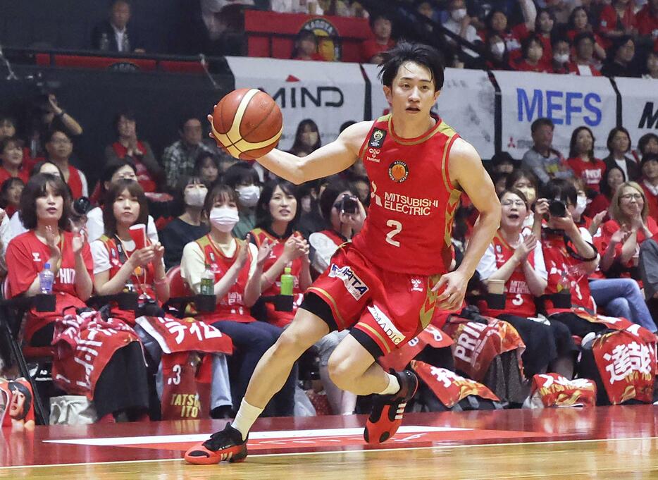 Bリーグ1部の名古屋D―三河戦を観戦する女性ファン（奥）＝5月11日、ドルフィンズアリーナ（（C）B.LEAGUE）