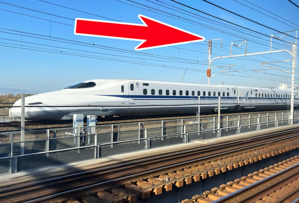 東海道新幹線。矢印の部分にがいしが見える（画像：写真AC）。