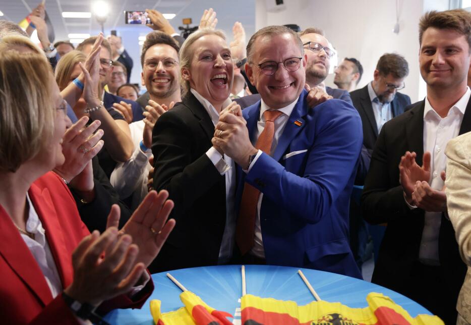 9日、ベルリンで、欧州議会選の暫定結果を受け喜ぶ「ドイツのための選択肢（AfD）」関係者（ゲッティ＝共同）
