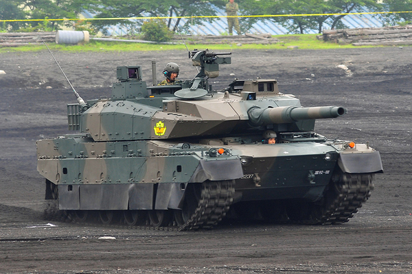 日本の10式主力戦車。砲塔の作りなどは異なるが基本的な構成は100年以上前の戦車と同じ（画像：パブリックドメイン）。