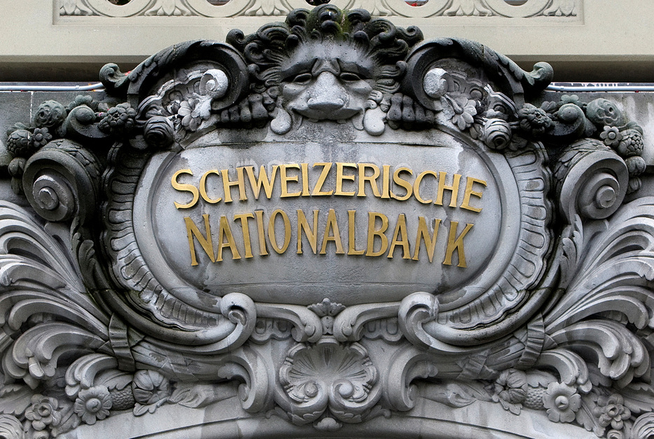 　６月２０日、スイス国立銀行（中央銀行）は、政策金利を１．５０％から０．２５％ポイント引き下げ１．２５％とすると発表した。写真はスイス中銀のロゴ。２００８年１０月、ベルンで撮影（２０２４年　ロイター/Pascal Lauener）