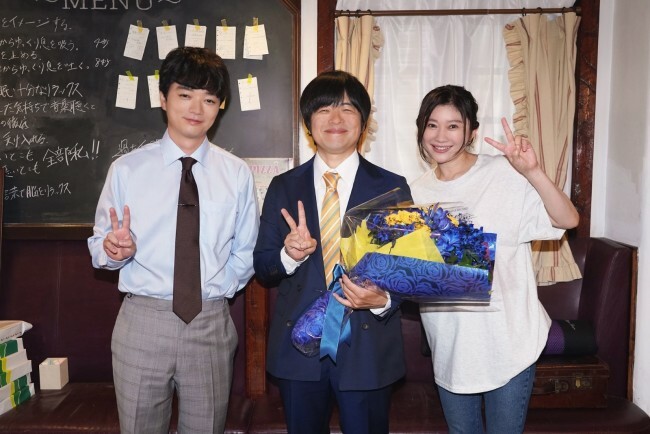 ドラマ『イップス』クランクアップを迎えた（左から）染谷将太、バカリズム、篠原涼子