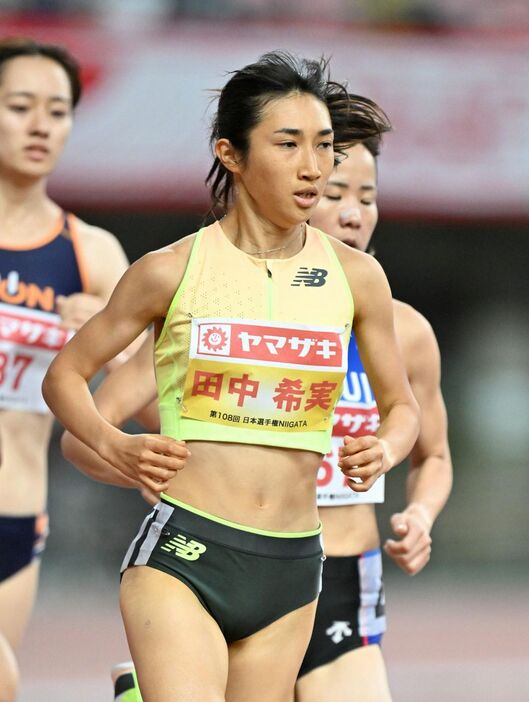 女子1500メートル予選で力走する田中希実（撮影・中村太一）