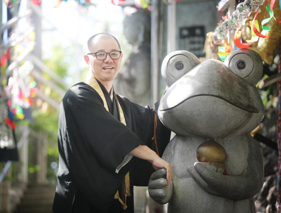 「祈りの場であると同時に、楽しんでもらえる寺になれば」と原口住職。「握手がえる」と