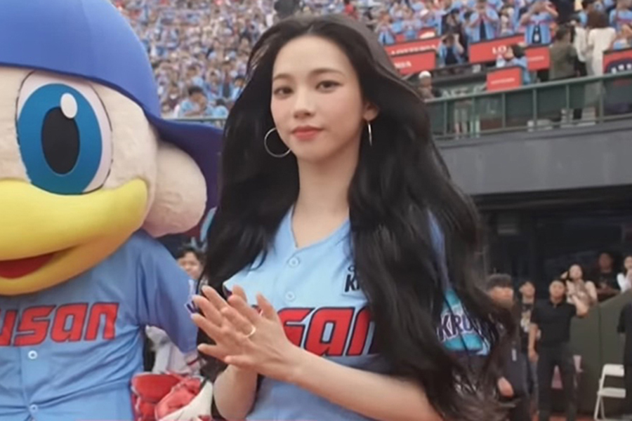 韓国プロ野球の始球式に登場した「aespa」のカリナ（画像は韓国野球委員会公式YouTubeのスクリーンショットより）