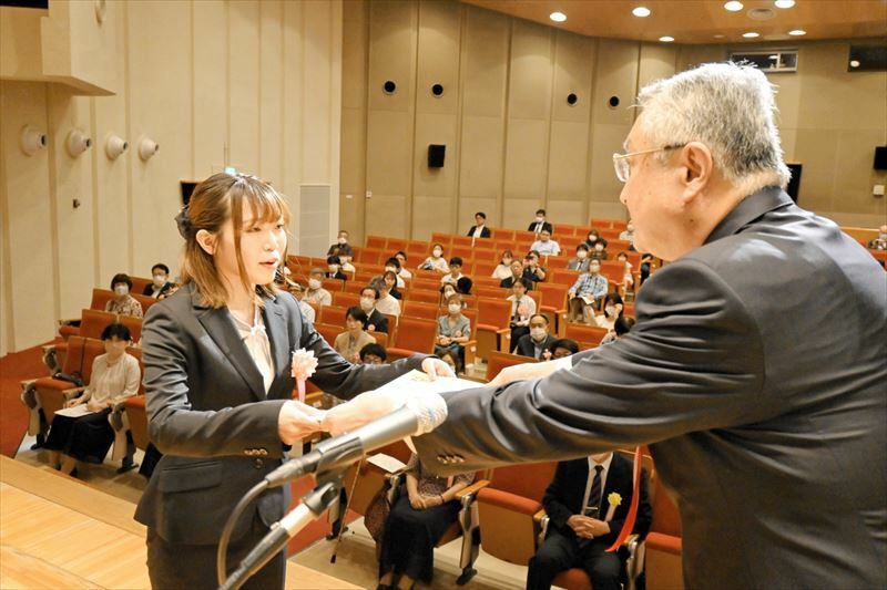 鈴木副知事から賞状を受け取る本柳さん（左）