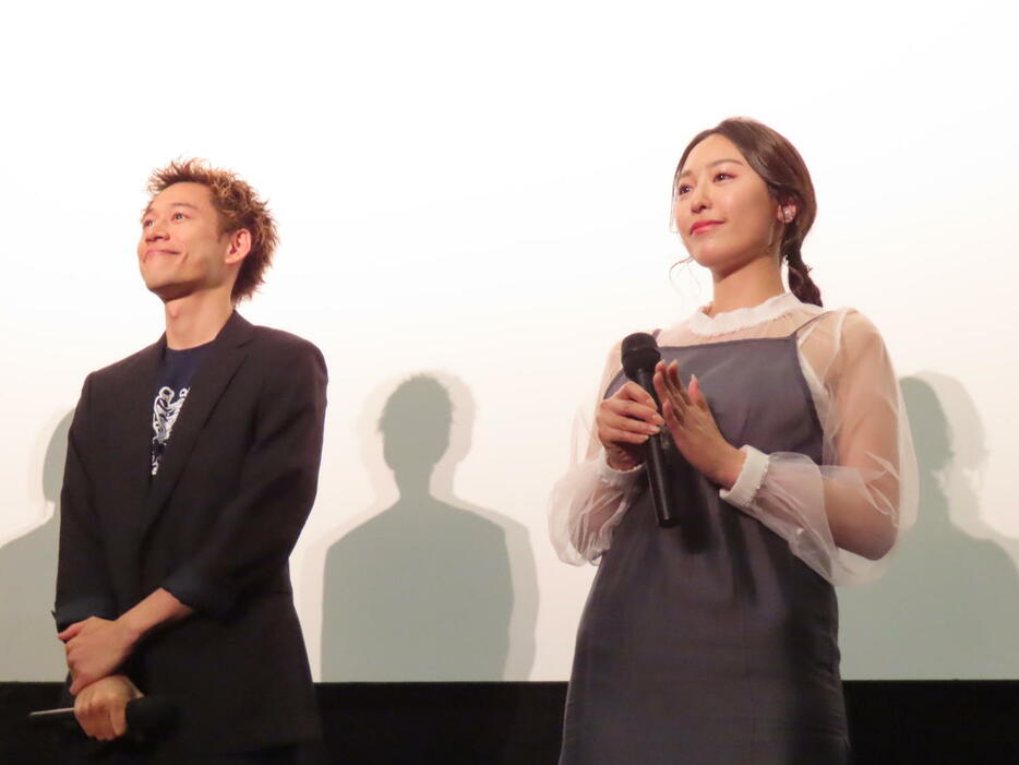 映画「初めての女」の舞台あいさつに出席した三輪晴香（右）。左は高橋雄祐（撮影・横山慧）