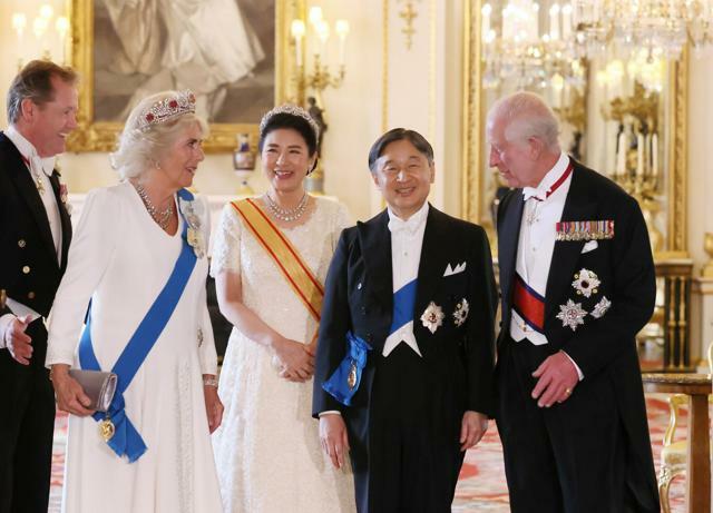バッキンガム宮殿での晩餐（ばんさん）会を前に、記念撮影に応じる天皇、皇后両陛下、チャールズ国王夫妻=2024年6月25日、ロンドン、嶋田達也撮影