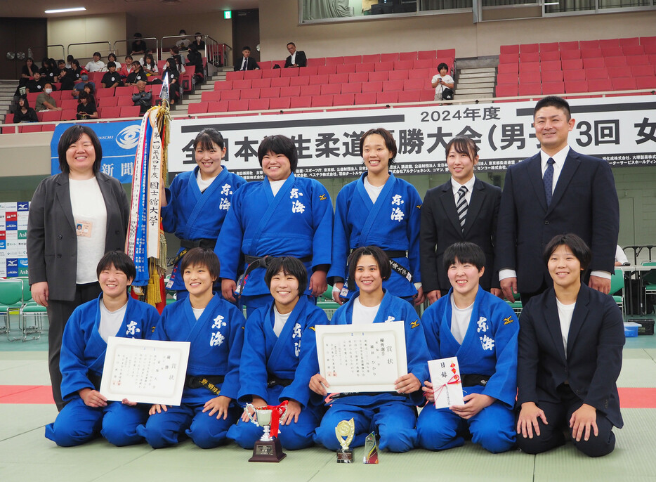 全日本学生柔道優勝大会第１日は２２日、東京・日本武道館で行われ、女子５人制（体重別）は東海大が２年ぶり８度目の優勝を果たした。決勝で、連覇を狙った環太平洋大を０―０からの代表戦で破った。