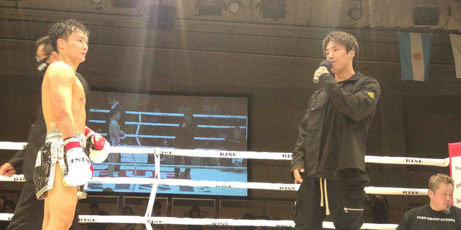試合後のリング上で、志朗（左）と田丸辰は9月の横浜で決着をつけようと言葉を交わした