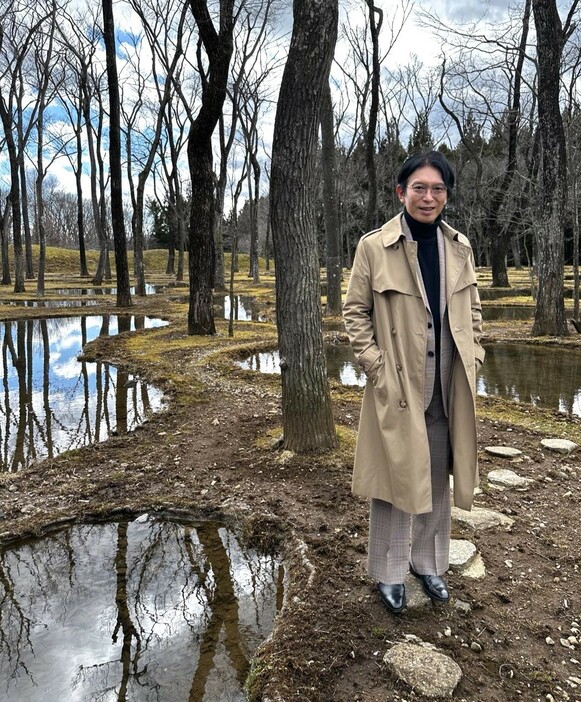 ▲ この日は石上純也さん自らが「水庭」を案内。取材期は3月だったので、森はモノトーンな装いですが、今は濃い緑に覆われているはず