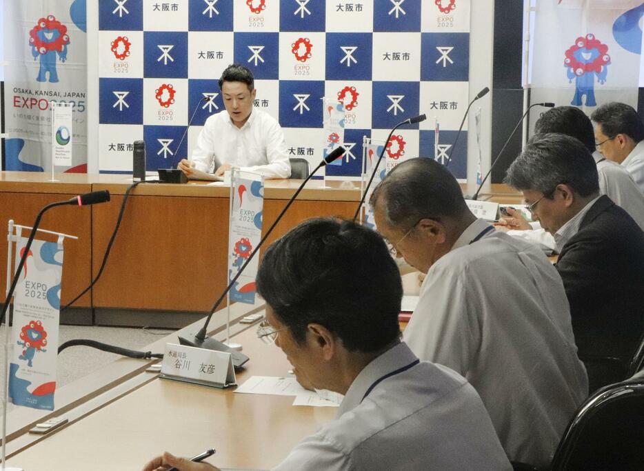 万博会場の工事状況について協議する大阪市の横山英幸市長（奥）ら＝18日午後、大阪市