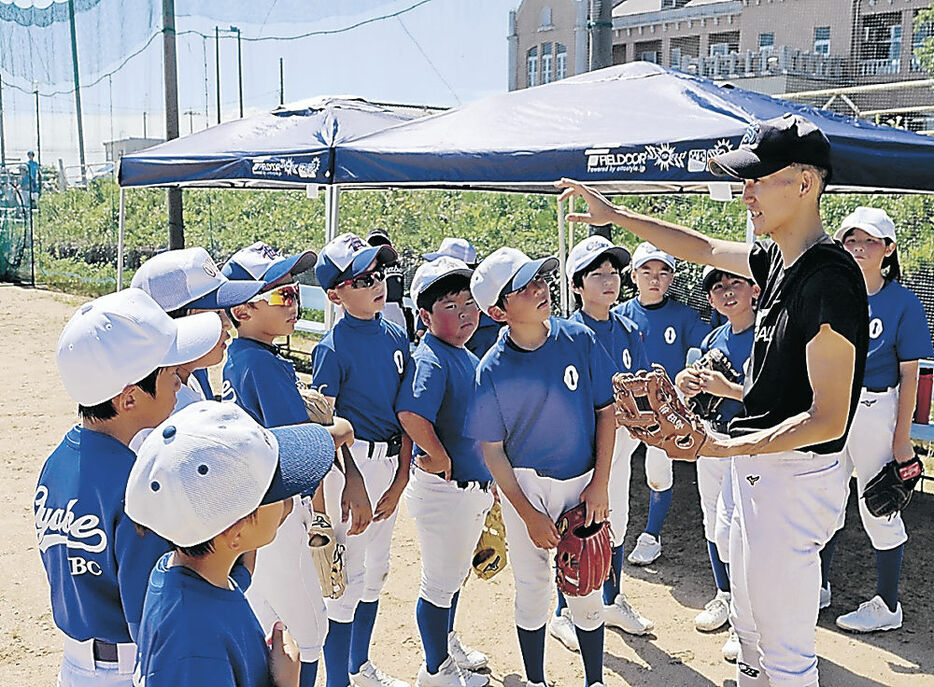 児童に語りかける髙田さん＝小矢部市埴生運動広場