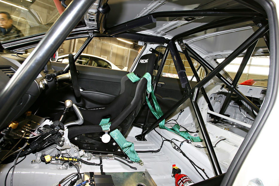 モータースポーツのレースマシンには乗員を守るための「ロールケージ」が装着されている。なぜ量産車にはロールケージが標準化されていないのか理由とともに解説している。