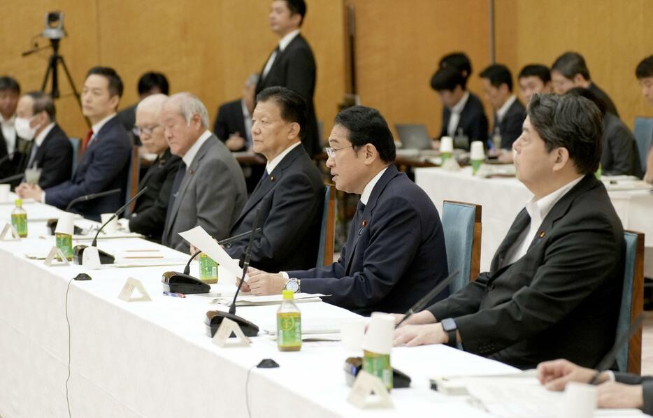 経済財政諮問会議と新しい資本主義実現会議の合同会議で、あいさつする岸田首相（右から2人目）＝21日午後、首相官邸