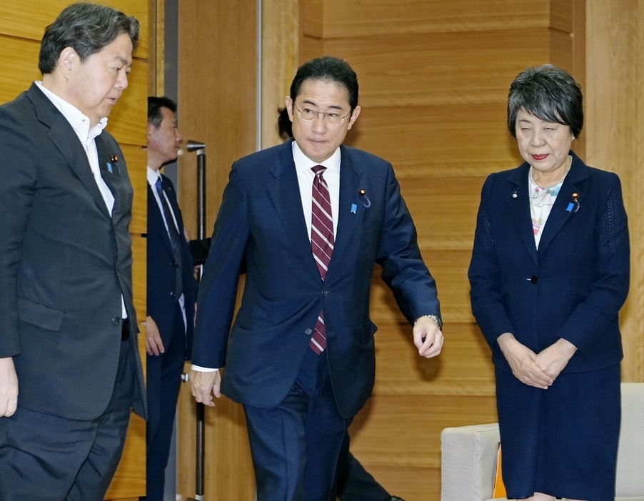 11日、閣議に臨む岸田首相（中央）＝首相官邸