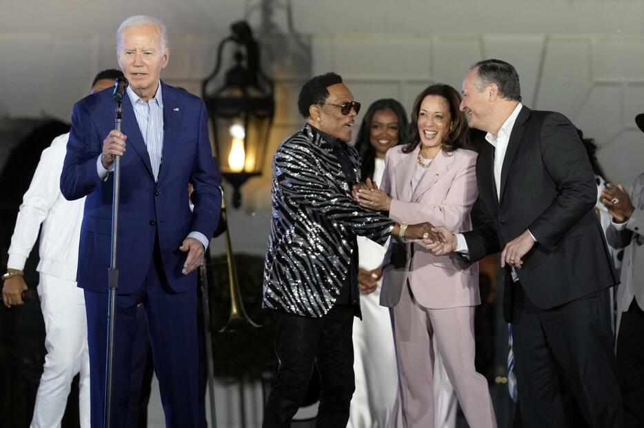 奴隷解放記念日を祝うコンサートで演説するバイデン米大統領（左）＝10日、米ワシントンのホワイトハウス（AP＝共同）