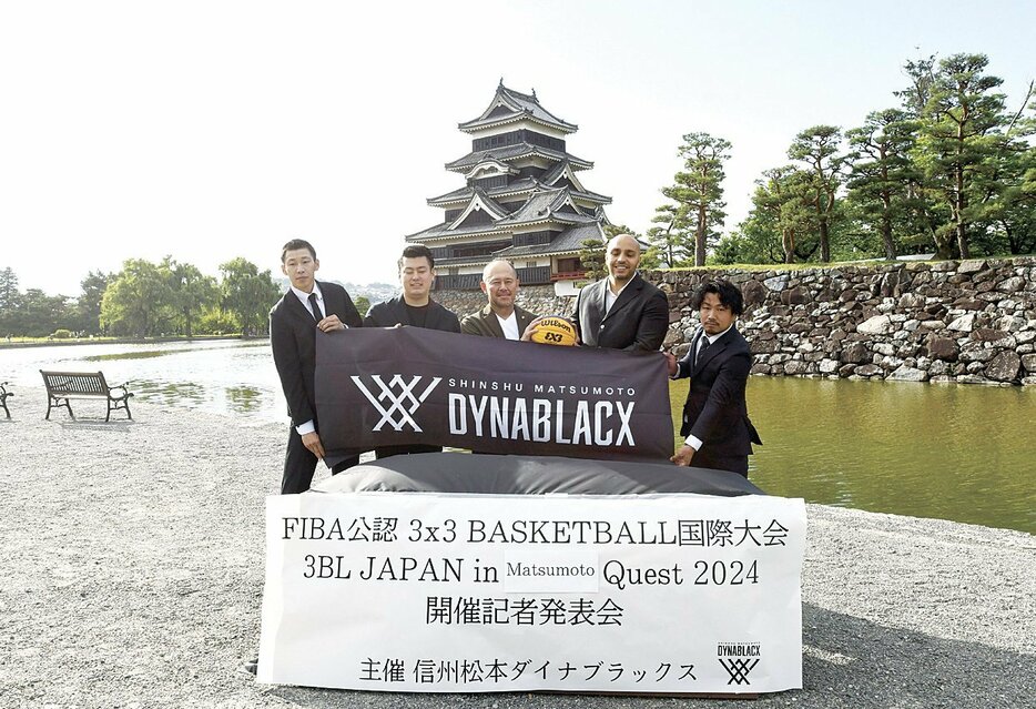 松本城公園で3人制バスケの国際大会開催を発表したダイナブラックスのメンバーらと臥雲市長