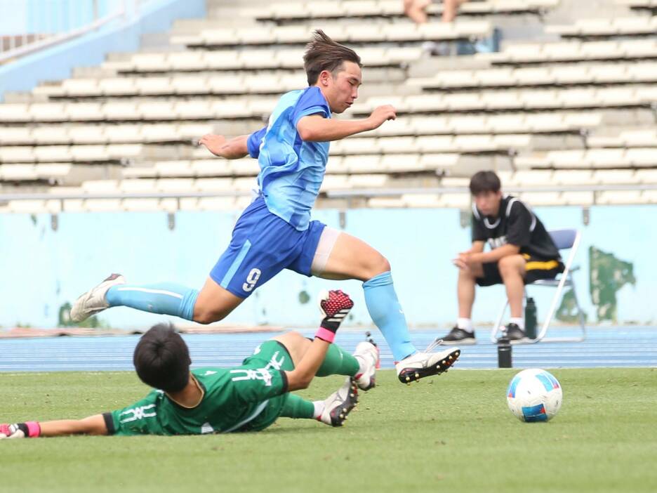 桐光学園高の背番号9、FW丸茂晴翔(3年=横須賀シーガルズFC出身)が相手GKをかわす(Taro YOSHIDA)