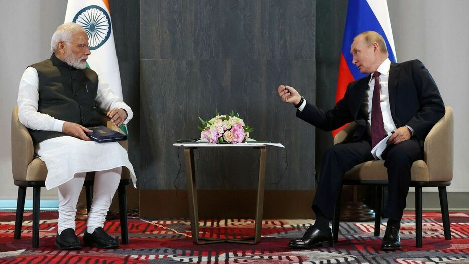 ウズベキスタンでの上海協力機構の首脳会議で会談するモディ氏（左）とプーチン氏