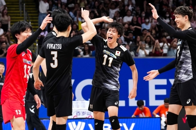 選手層の厚みをみせつけたアメリカ戦の快勝劇。日本男子代表チームの全員で掴んだ“世界２位”の栄誉だ。(C)Volleyball World