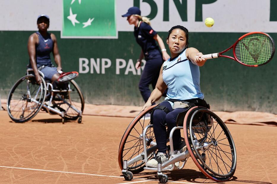 車いすの部女子ダブルス準決勝でプレーする上地結衣（右）、コタツォ・モンジャニ組＝パリ（共同）