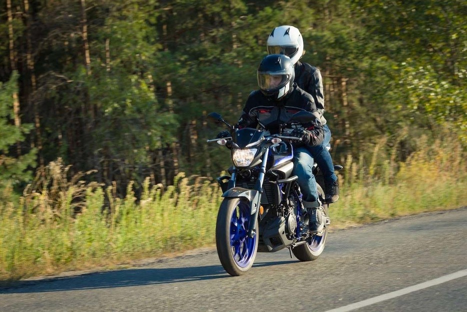 2人乗りにあまり慣れていないライダーは、できるだけスムーズな操作を心掛けたい