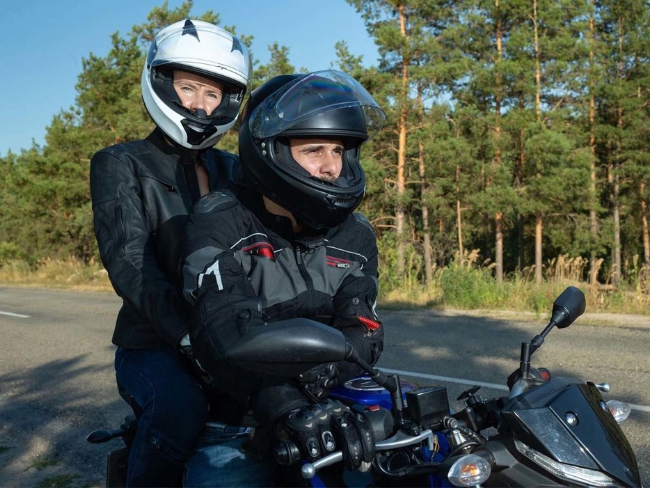 バイク初心者などが、安全・安心に2人乗りを楽しむために知っておくべきルールなどをおさらい