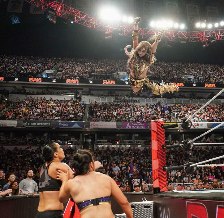 シェイナ・ベイズラー（左下）、ライラ・バルキュリア（右下）に向けて飛ぶカイリ・セイン（C）WWE