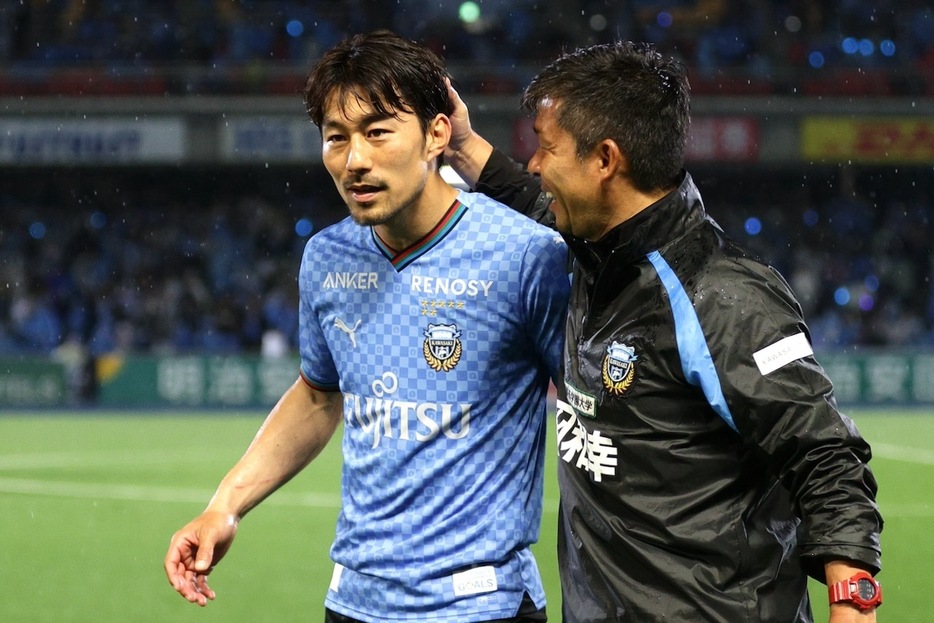 鬼木達監督に祝福される家長昭博。コンディションの良さが表れる（写真◎J.LEAGUE）