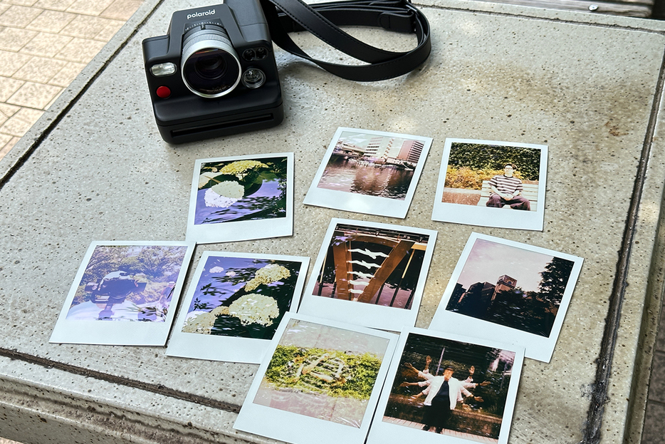 Polaroidアプリで複写しているところ。フィルムのフチを自動検出するので、斜めから撮っても補正してくれる。映り込みを避けるのに便利