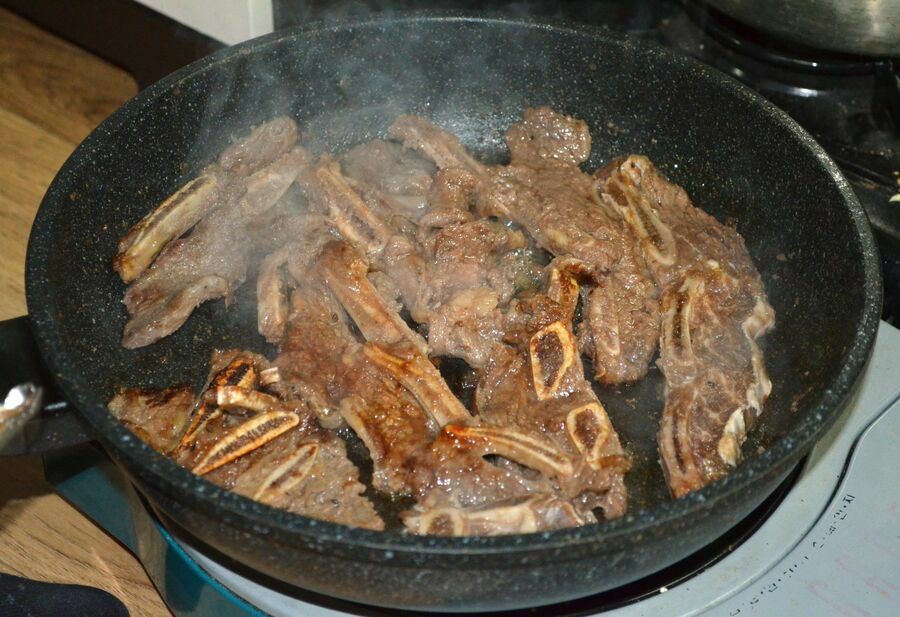 LAカルビは牛肉料理のなかでは安価なので家庭でもよく食べられている。中央に円盤型の骨があるのが特徴