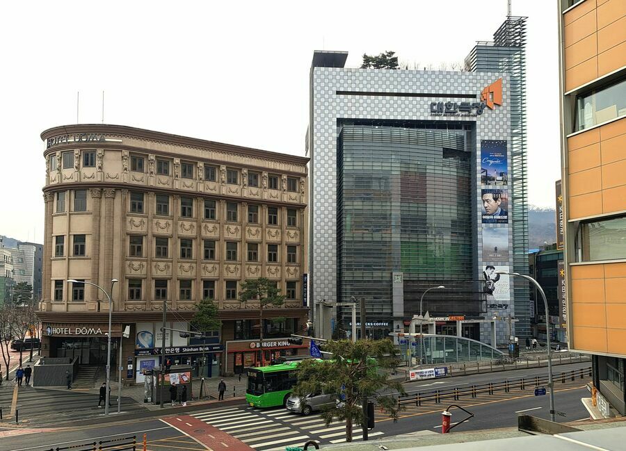 空中歩行路の南端から見た退渓路と大韓劇場の入っているビル（写真右）