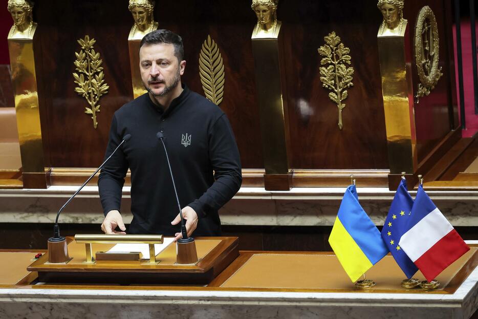 フランス国民議会で演説するウクライナのゼレンスキー大統領＝7日、パリ（AP＝共同）