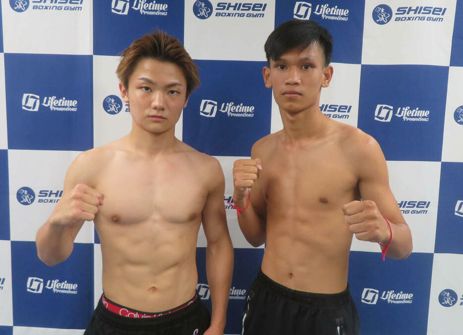 プロデビュー戦へ、計量クリアしたアマ3冠の吉良大弥（左）。右は対戦相手のコムサン・カエウルエアン